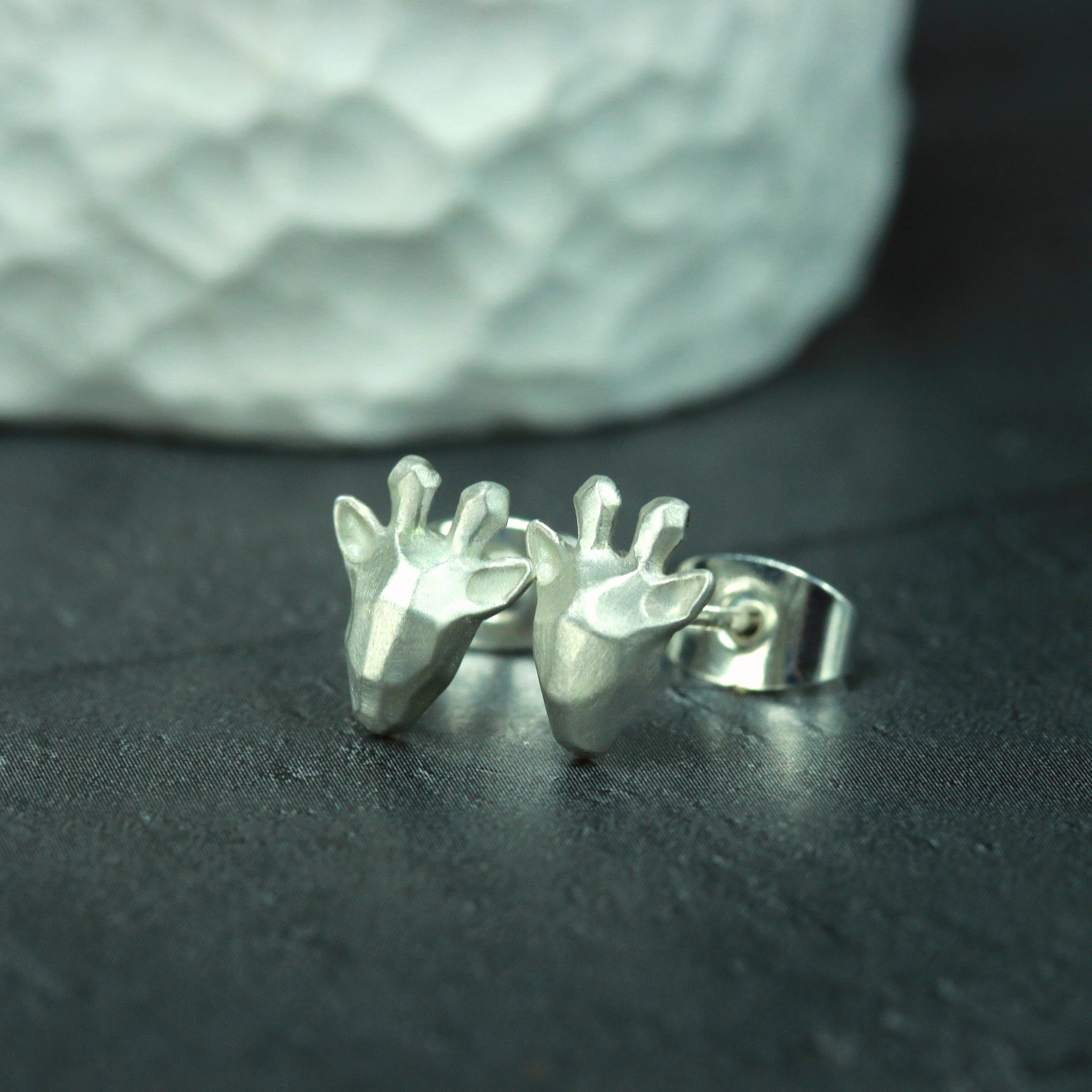 鹿のイヤリング 小さな鹿のスタッドピアス CZ鹿のイヤリング ミニマリストイヤリング ユニークなイヤリング テクスチャー