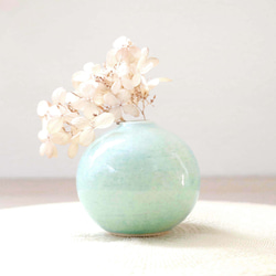 ふっくらと丸い 淡い水色の大きめ一輪挿し 一輪挿し・花瓶・花器