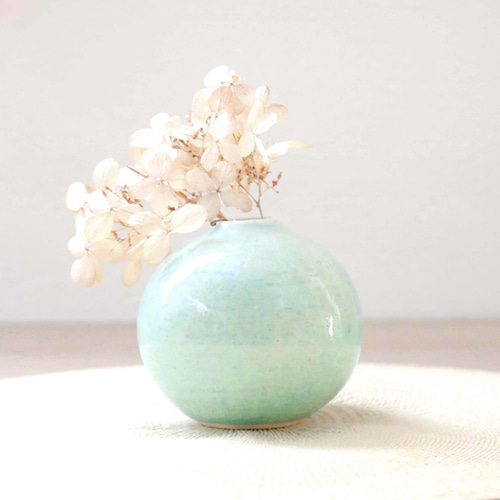 ふっくらと丸い 淡い水色の大きめ一輪挿し 一輪挿し・花瓶・花器