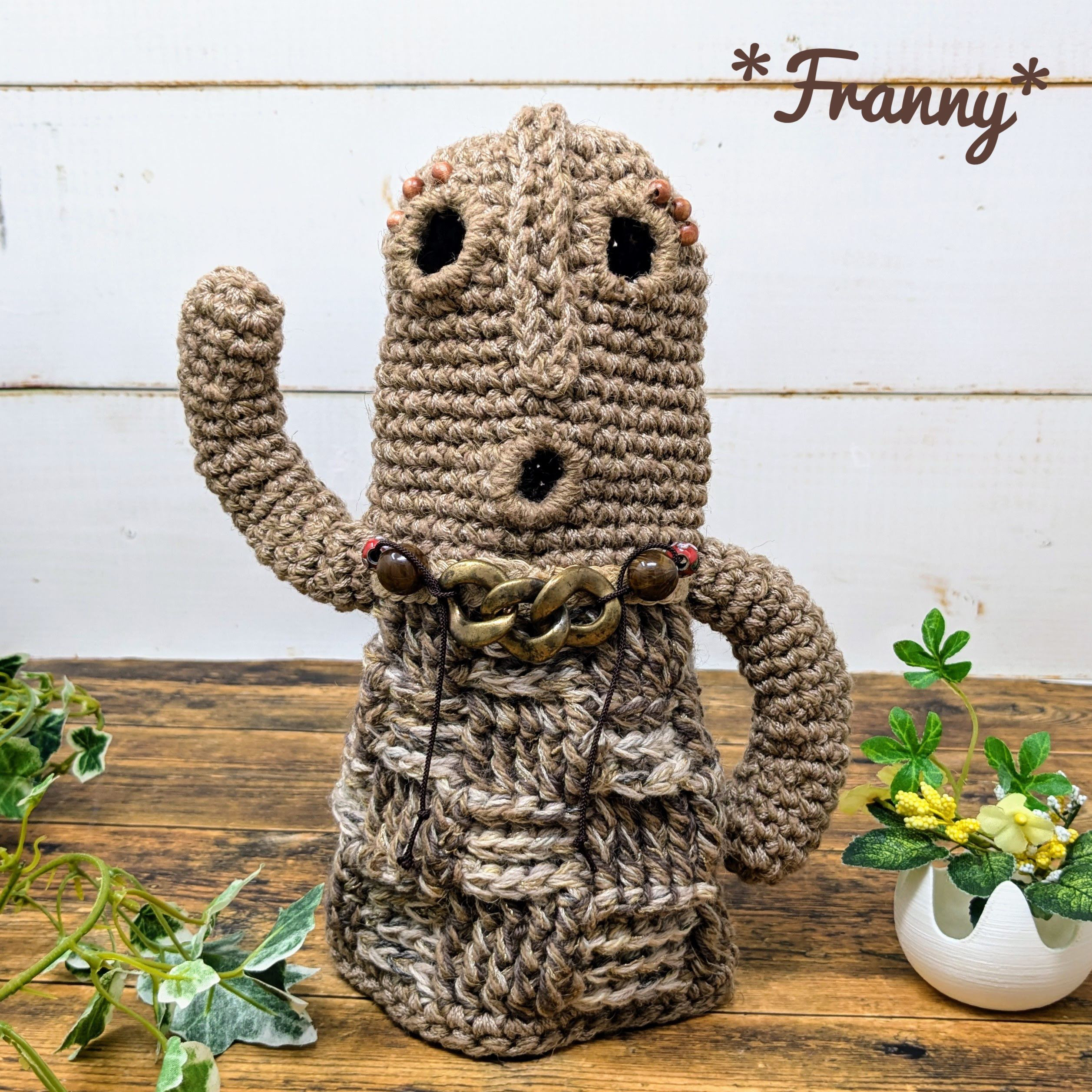 かぎ針編みのハニワちゃん（素焼きジュート）