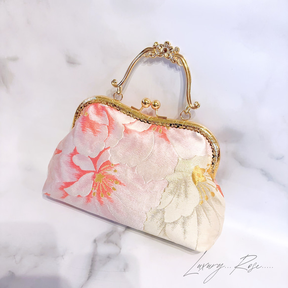 1点物！気品漂うモダン桜♡濃密濃淡刺繍大輪♡袋帯に眩い輝きの高級西陣帯地を使ったロココがま口　パーティーバッグ帯バッグ 3枚目の画像