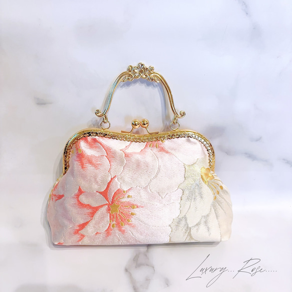 1点物！気品漂うモダン桜♡濃密濃淡刺繍大輪♡袋帯に眩い輝きの高級西陣帯地を使ったロココがま口　パーティーバッグ帯バッグ 2枚目の画像