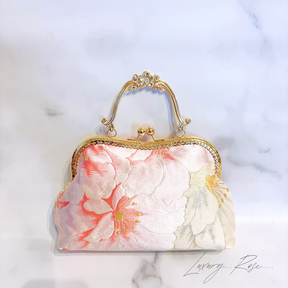 1点物！気品漂うモダン桜♡濃密濃淡刺繍大輪♡袋帯に眩い輝きの高級西陣帯地を使ったロココがま口　パーティーバッグ帯バッグ 6枚目の画像