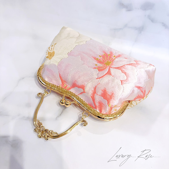 1点物！気品漂うモダン桜♡濃密濃淡刺繍大輪♡袋帯に眩い輝きの高級西陣帯地を使ったロココがま口　パーティーバッグ帯バッグ 11枚目の画像