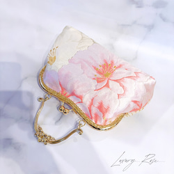 1点物！気品漂うモダン桜♡濃密濃淡刺繍大輪♡袋帯に眩い輝きの高級西陣帯地を使ったロココがま口　パーティーバッグ帯バッグ 8枚目の画像