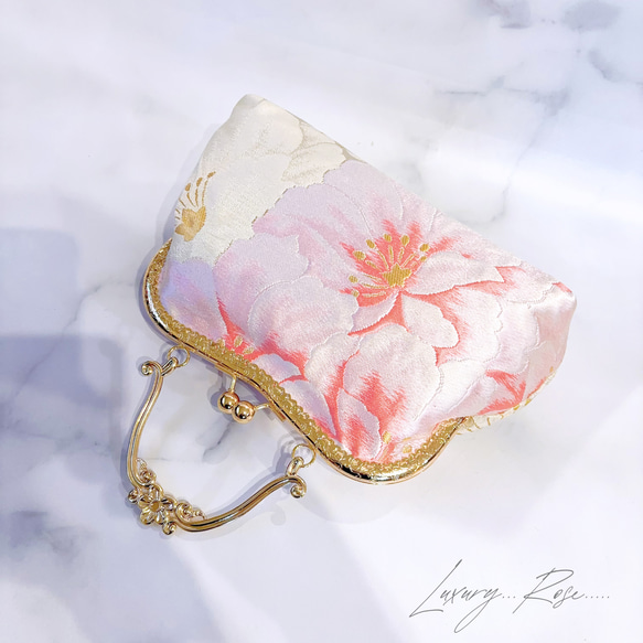 1点物！気品漂うモダン桜♡濃密濃淡刺繍大輪♡袋帯に眩い輝きの高級西陣帯地を使ったロココがま口　パーティーバッグ帯バッグ 8枚目の画像
