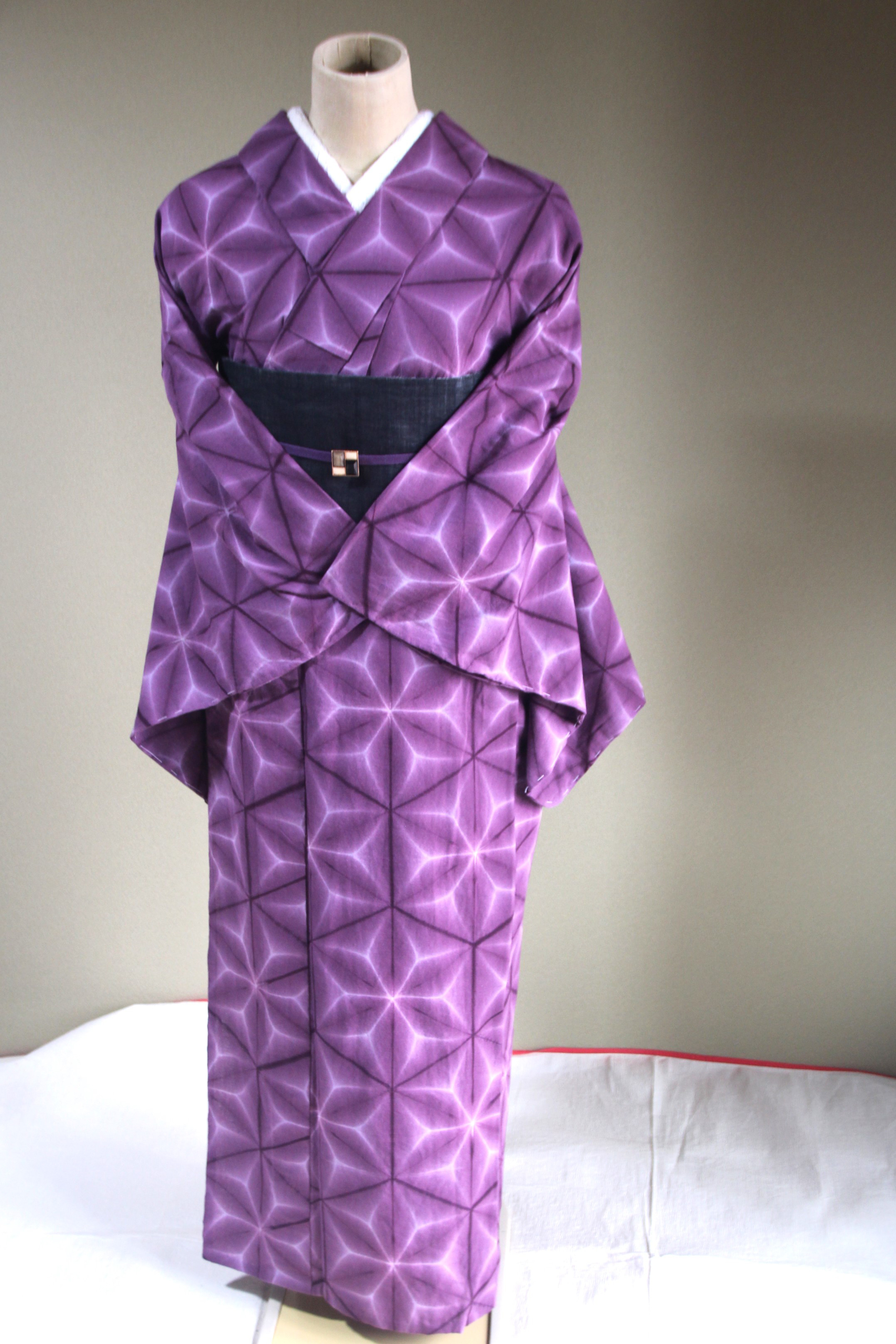 ◇現代 板締め絞浴衣◇【赤紫　葡萄色】ノスタルジーな雰囲気のなかに感じる大人の落ち着き　袖長め　トールサイズ　裄67ｃｍ