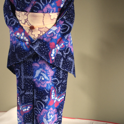 ◇現代 有松鳴海絞 浴衣◇【濃紺ぼかし】大輪の花と蝶が格子窓で