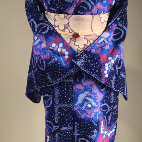 ◇現代 有松鳴海絞 浴衣◇【濃紺ぼかし】大輪の花と蝶が格子窓で