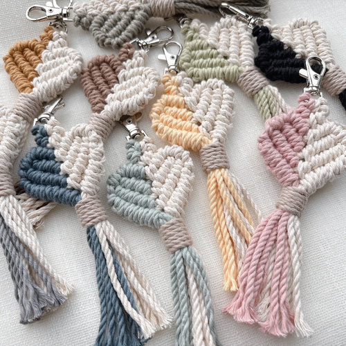 ◇10色から選べる◇ ハートキーホルダー マクラメキーホルダー