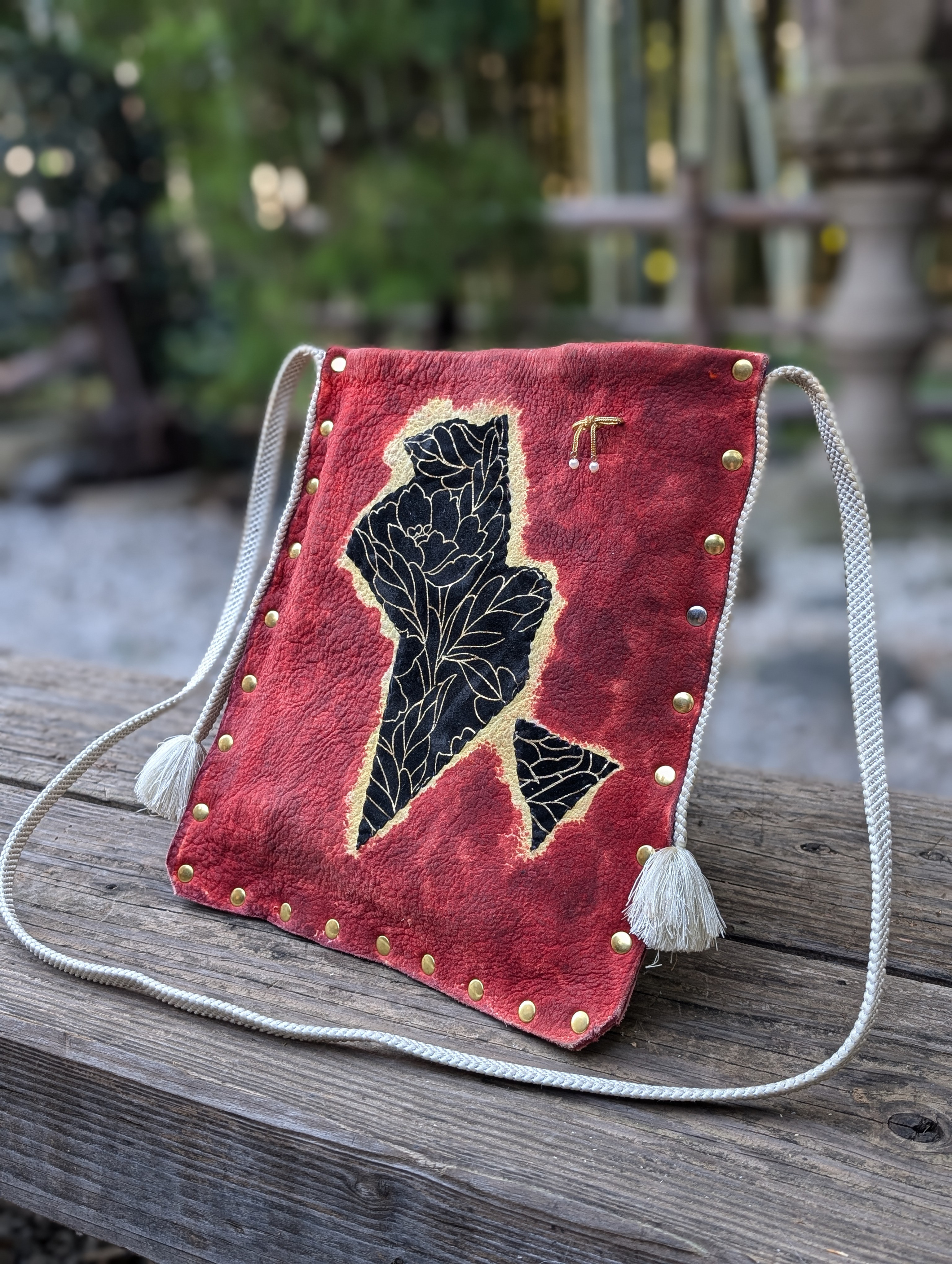 鹿本革　赤のショルダーバッグ