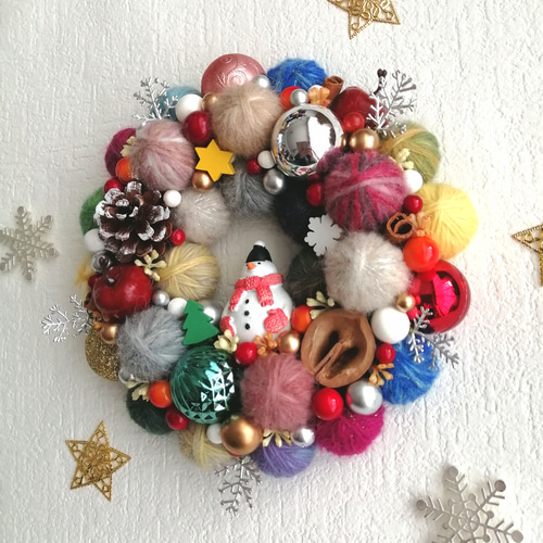 カラフルでにっこり☆毛糸玉のクリスマスリース〜毛糸のマフラーと手袋