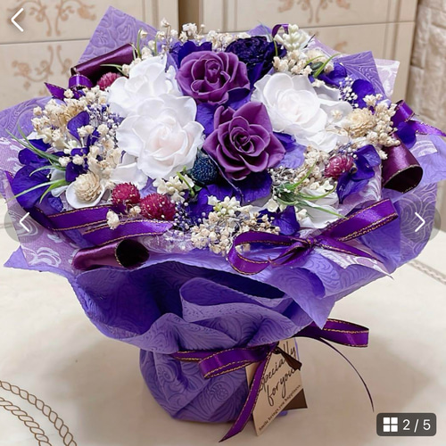 送料無料、ラッピング込み】紫＆白バラプリザーブドフラワー花束