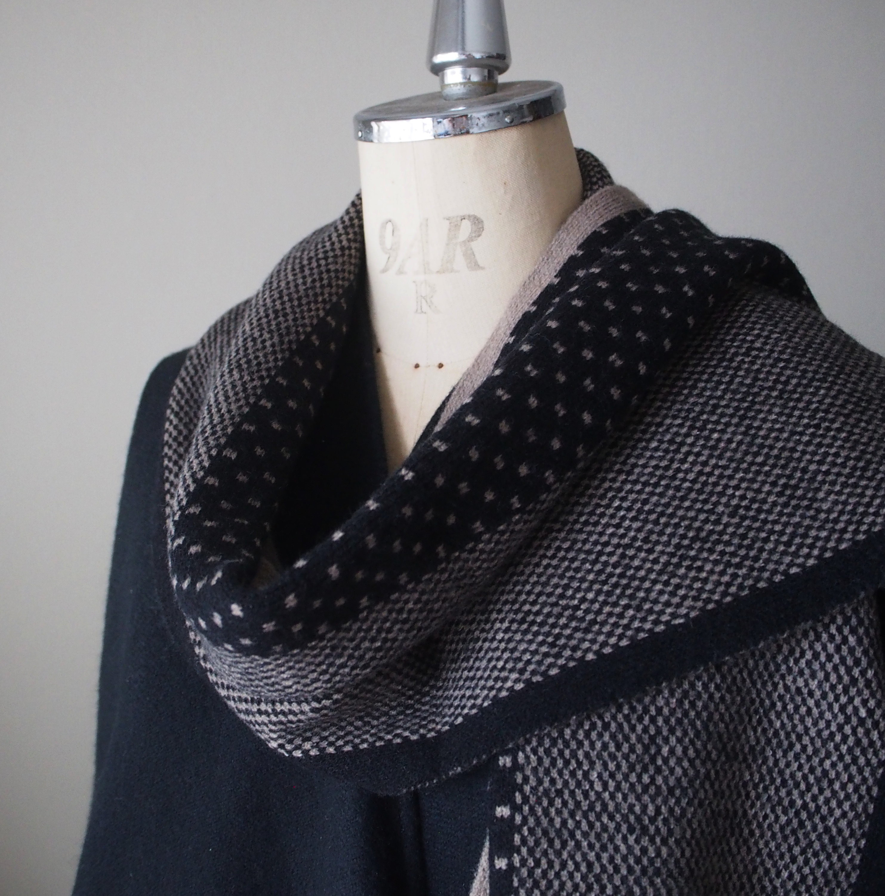 【大人の小粋なマフラー】ジャガード織マフラー・ブルンジル