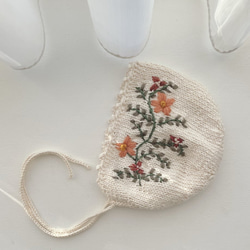 手刺繍、お花いっぱいベビーボンネット 帽子(ベビー・キッズ) piccolce