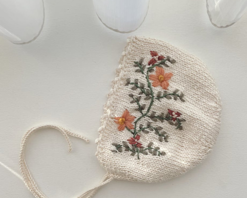ハートボンネット(ハンドメイド) 手刺繍、お花いっぱいベビーボンネット 帽子(ベビー・キッズ
