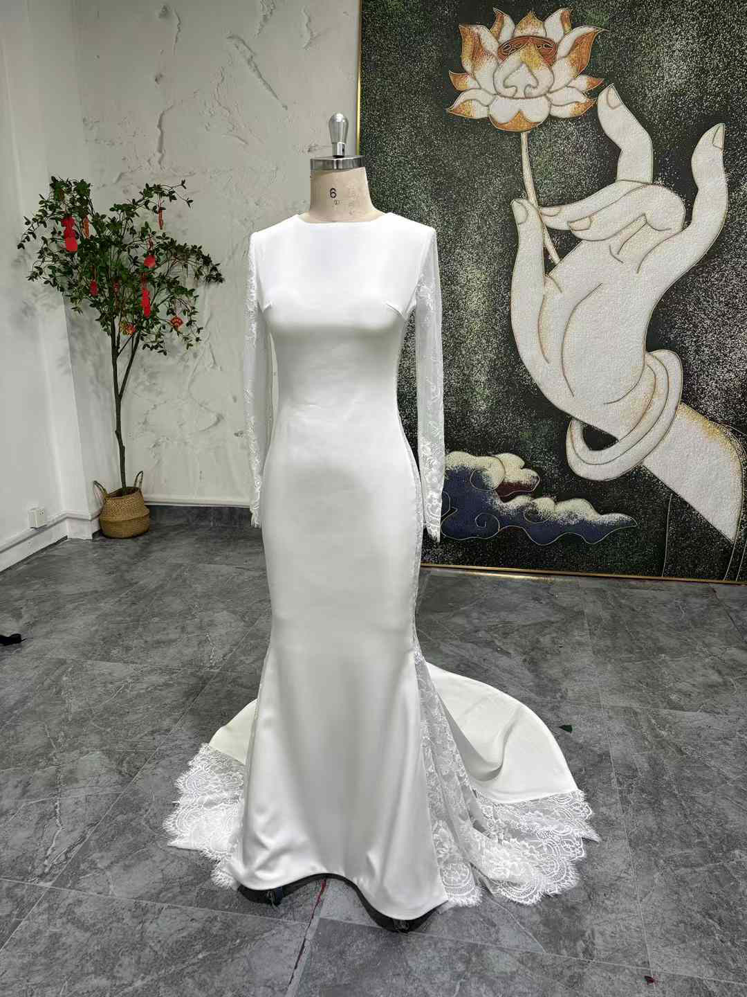上質なドレス！マーメイドドレス　ホワイト　短いトレーン　魅惑のお花レース　長袖　優雅　美しい演奏会音楽会パーディードレス