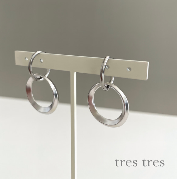 シルバー サージカルステンレス◆メビウスリングのフープピアス/イヤリング◆2way 金属アレルギー シンプル 2枚目の画像