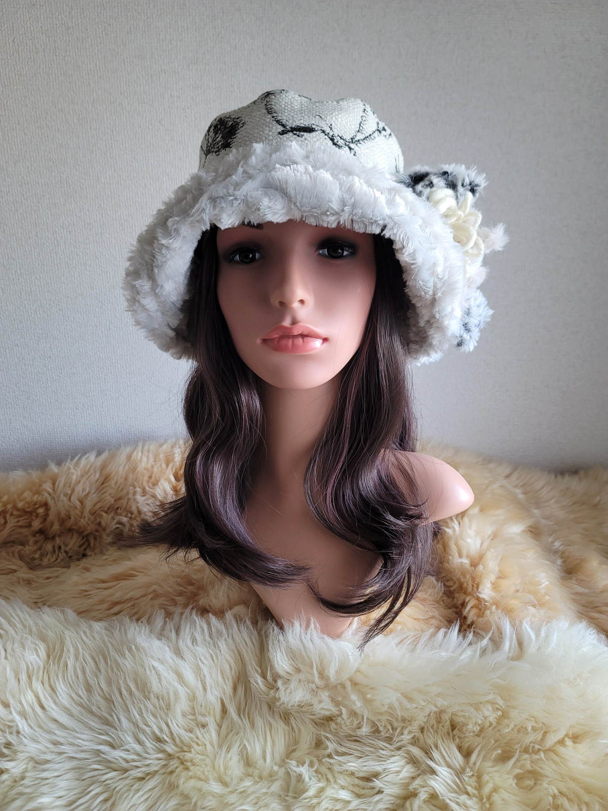 three. premium★ポンポンhat★ブラックゴールドFlower