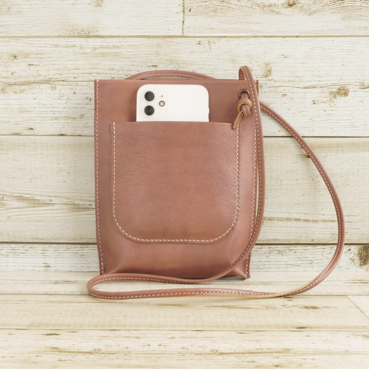 前ポケット付き✨温もりのレザーサコッシュ 優しい茶系のハーモニー