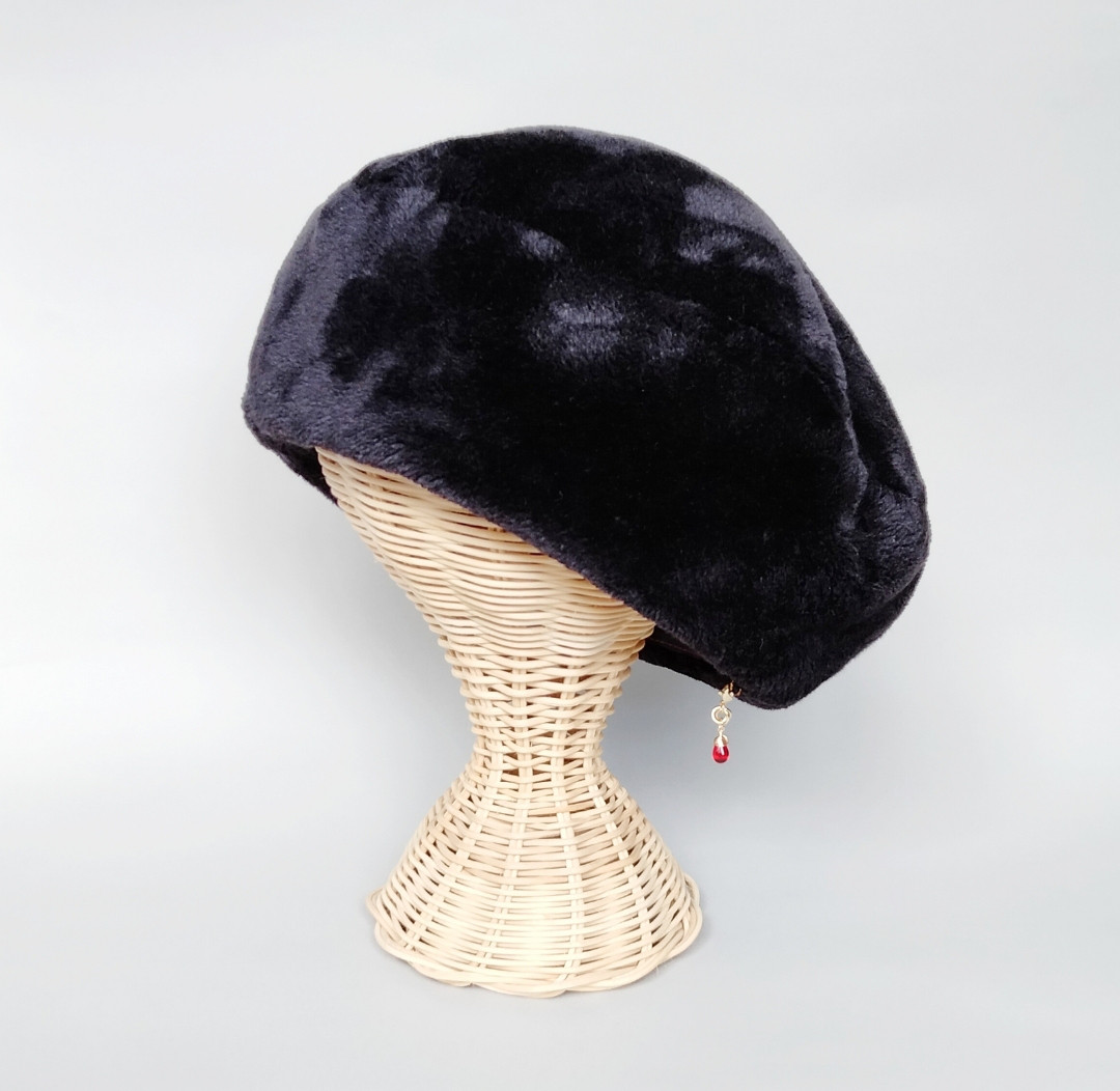 大人気　ボア黒ベレー帽　チャームが付けられる　帽子　オーダーメイド　秋　冬　S.M.L.LL　プレゼント　クリスマス