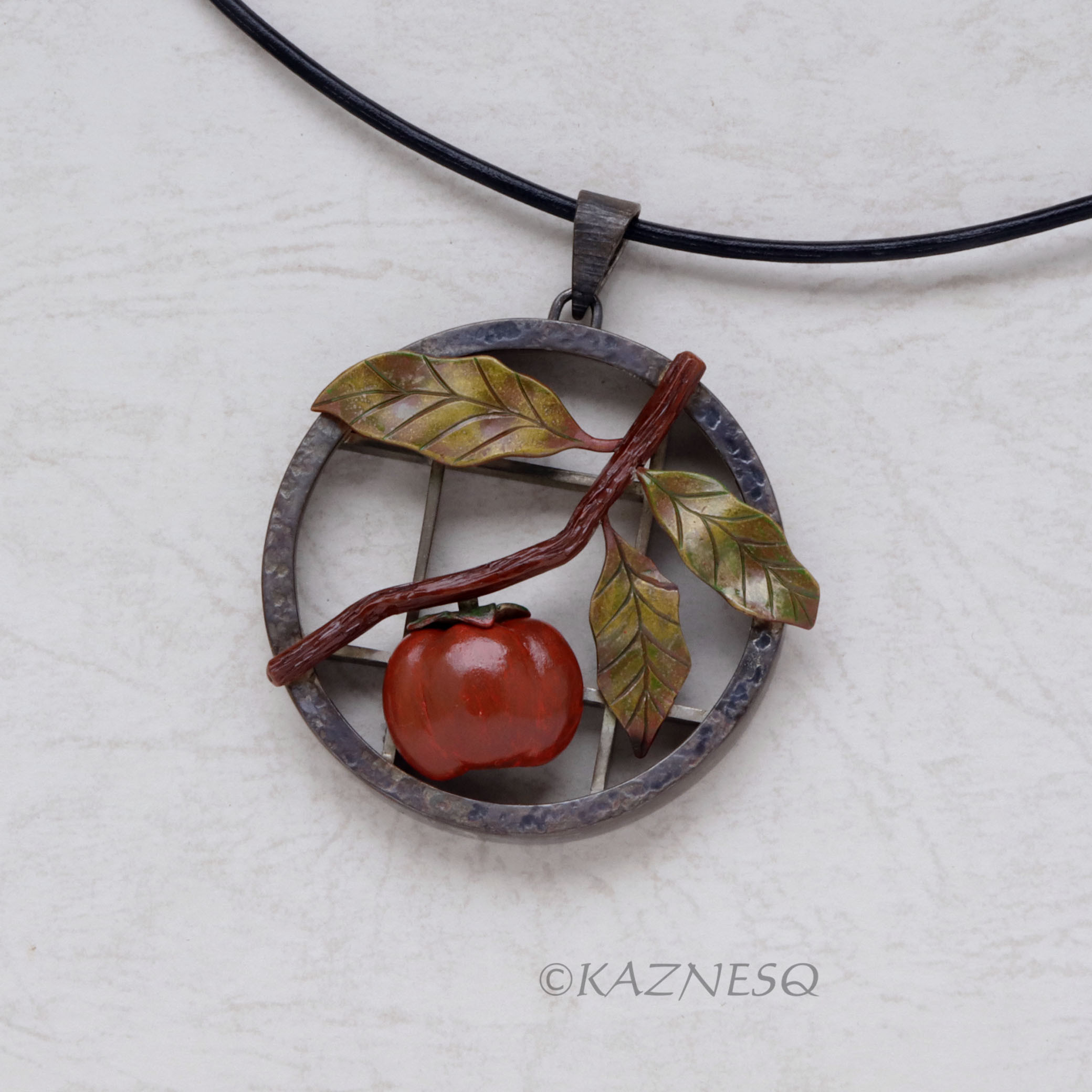 日本人だねぇ！柿をモチーフにした四分一と銅の伝統彫金風ペンダント