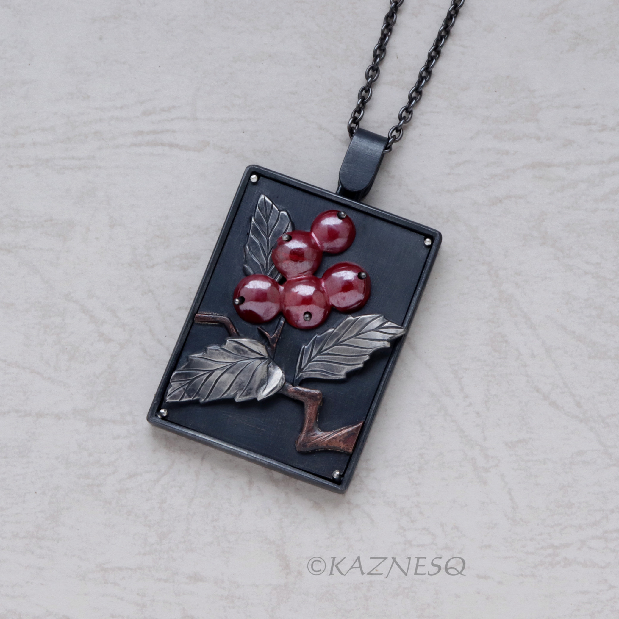 赤い木の実のシルバーと銅の角型ペンダント