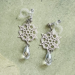 雪の結晶とクリスタルのノンホールピアス-北欧の氷原 3枚目の画像