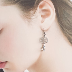 雪の結晶とクリスタルのノンホールピアス-北欧の氷原 2枚目の画像