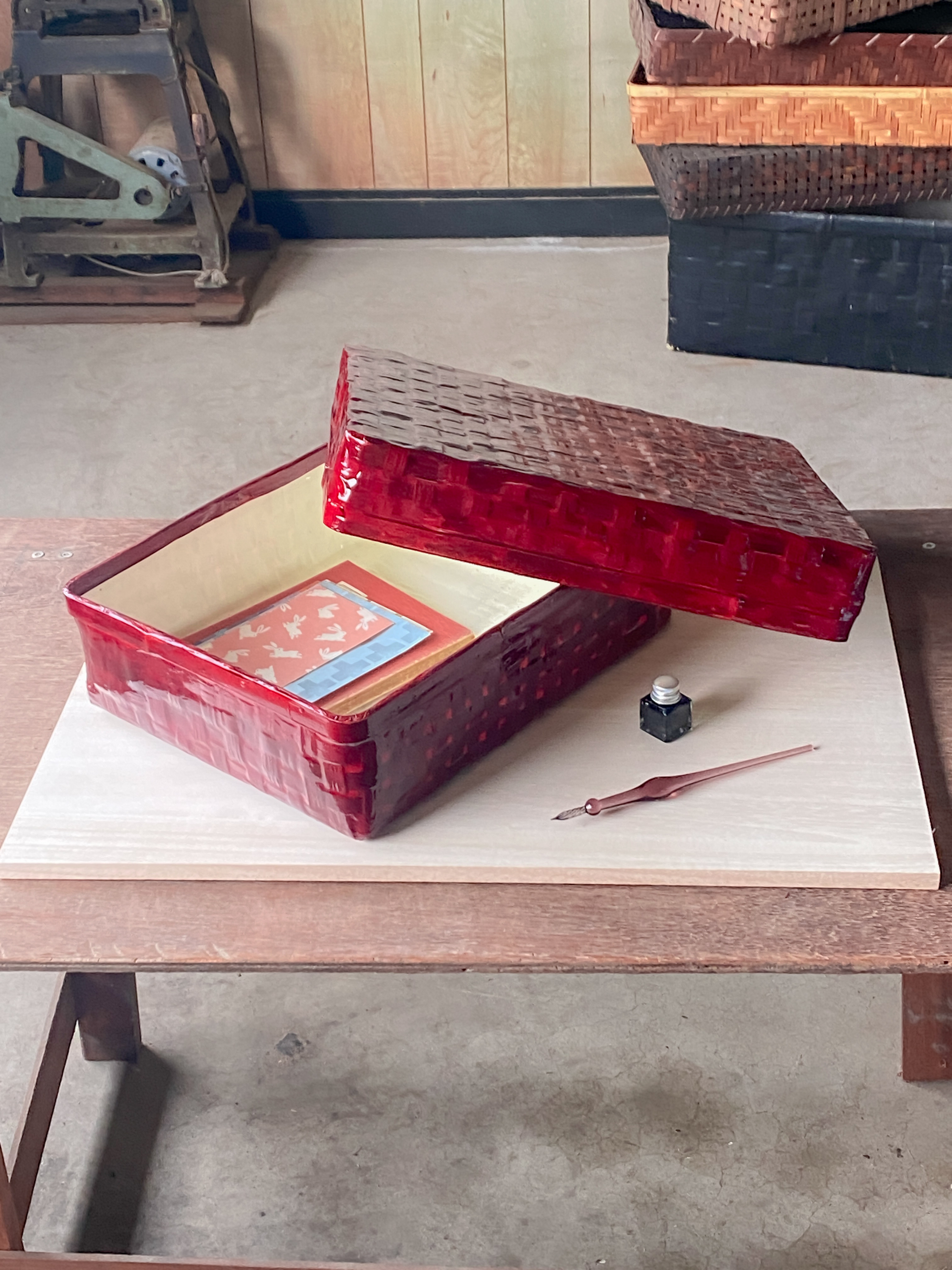 【受注製作】　野原竹細工　つづらの文庫箱　一閑張り　赤透色