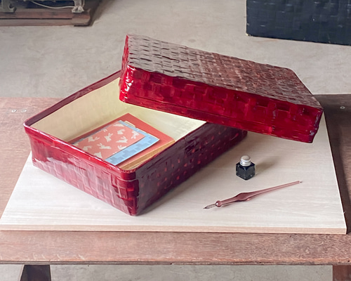 受注製作】 野原竹細工 つづらの文庫箱 一閑張り 赤透色 フリー