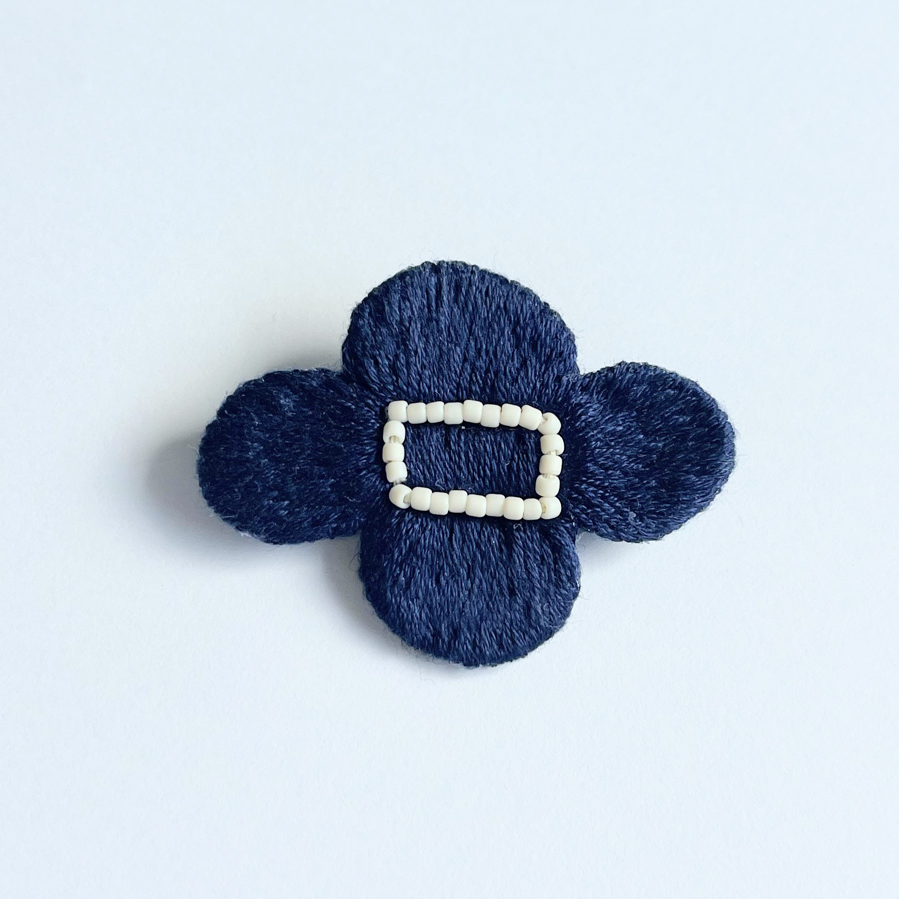 北欧風小さなお花の刺繍ブローチ【hokuo】#321
