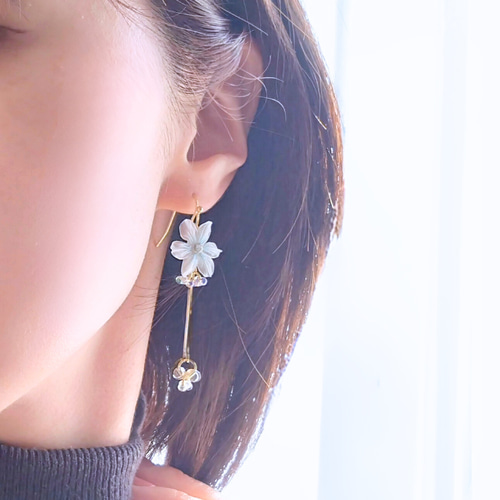 揺れるピアス 痛くないイヤリング 六花 雪の結晶 花 小ぶり フック