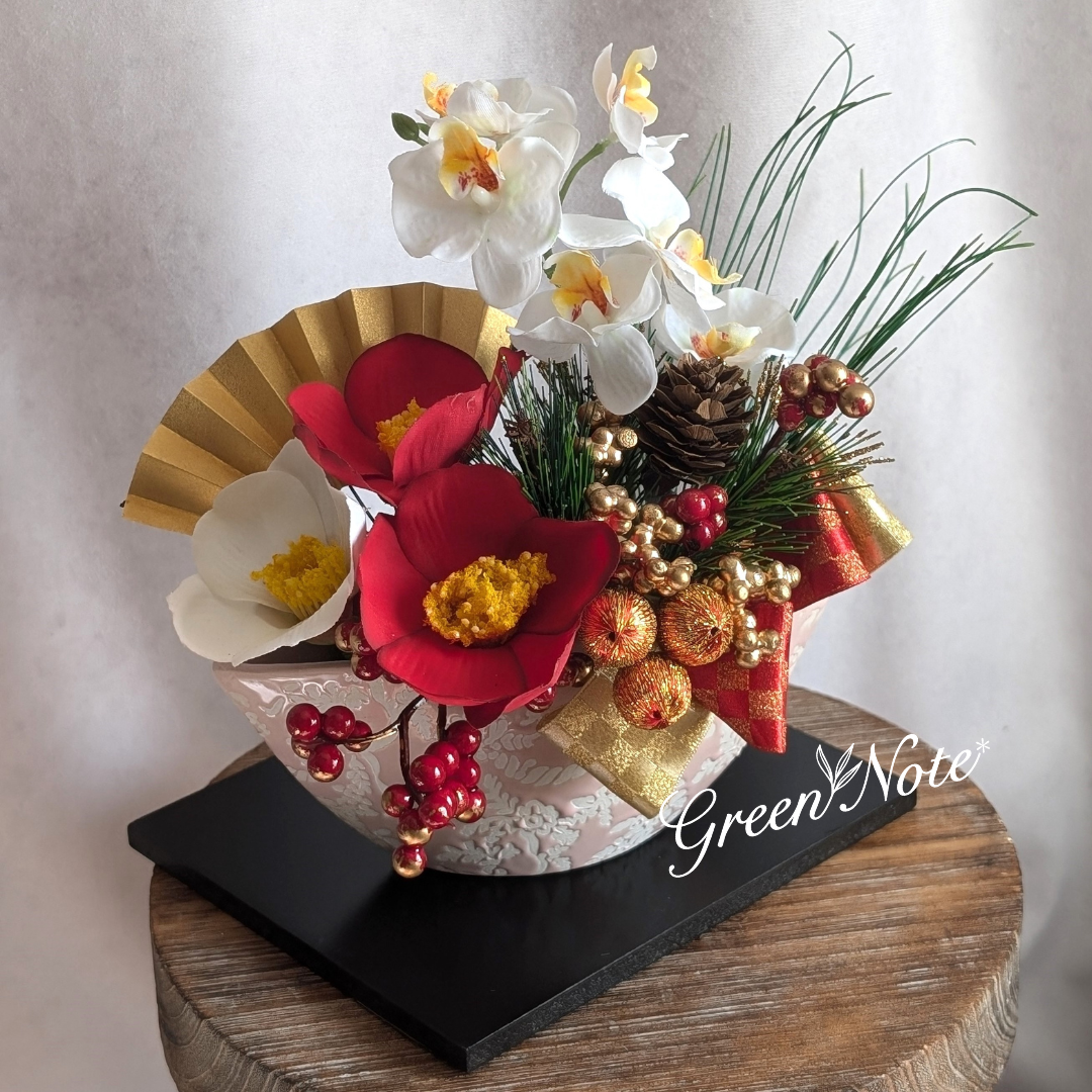 すぐに飾れる2点セット！花台付きだから嬉しい！紅白の椿とホワイトの蘭が可愛い迎春アレンジメント　和室　正月