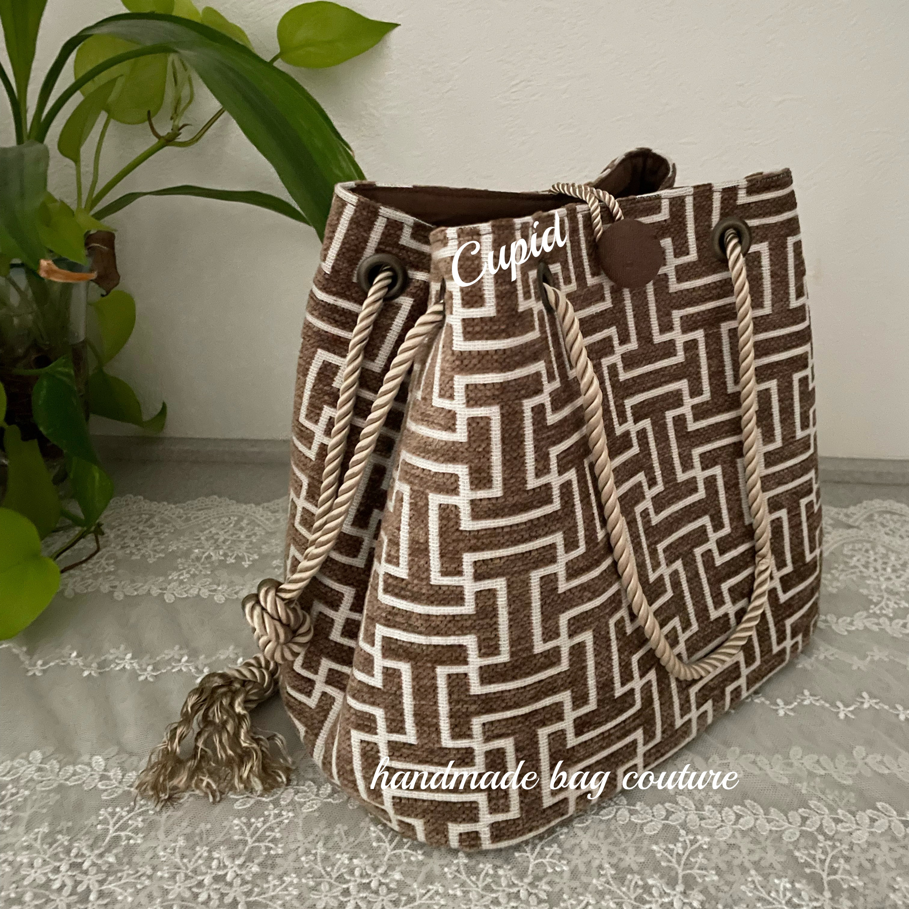 スペイン輸入　ベルベットモノグラム（ベージュ×アイボリー）を使った２Way軽量巾着バッグ