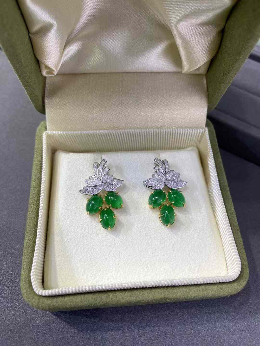 ブドウモチーフ　エメラルドピアスk18