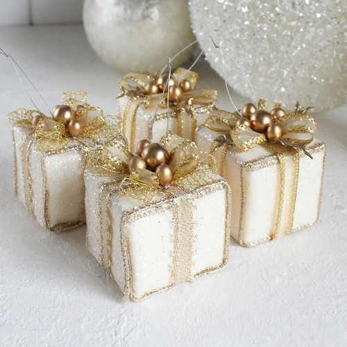 キラキラゴールド プレゼントボックスのオーナメント 華やか