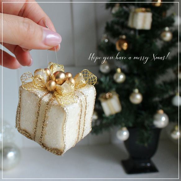 キラキラゴールド プレゼントボックスのオーナメント 華やか