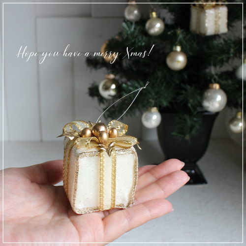 キラキラゴールド プレゼントボックスのオーナメント 華やか