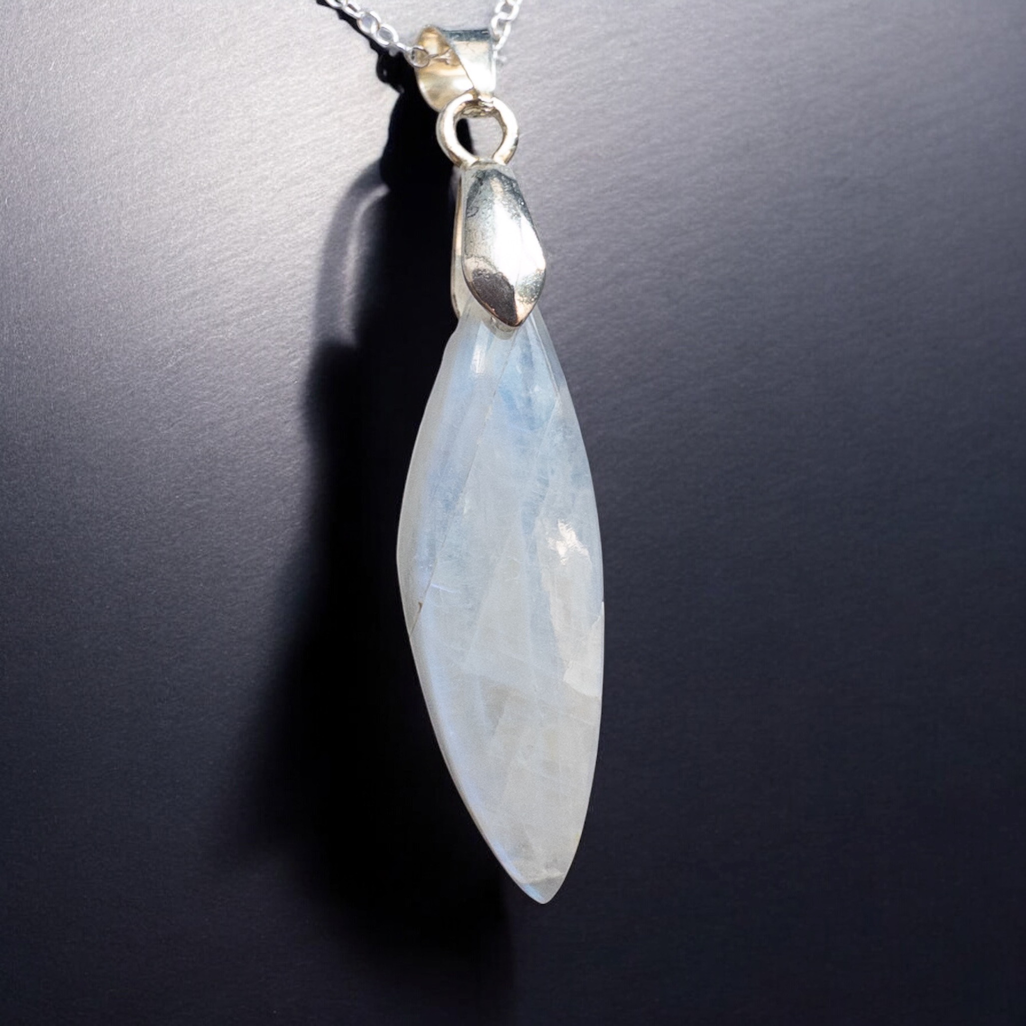 レインボームーンストーンのネックレス　Silver925