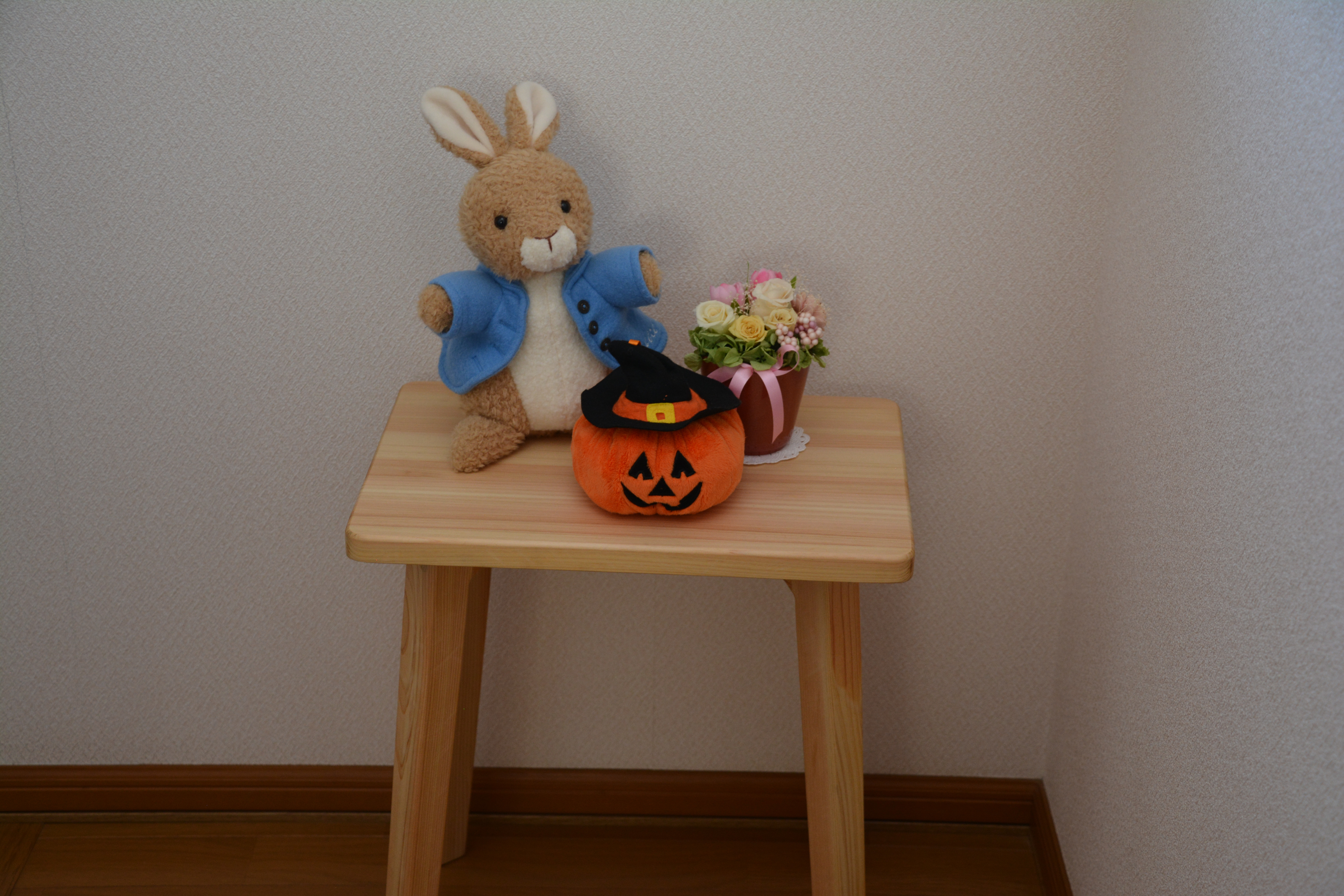 サイドテーブル、角幅45cm 奥行き30cm 高さ50cm 無垢のヒノキ　リビング　ベット横　各種物置