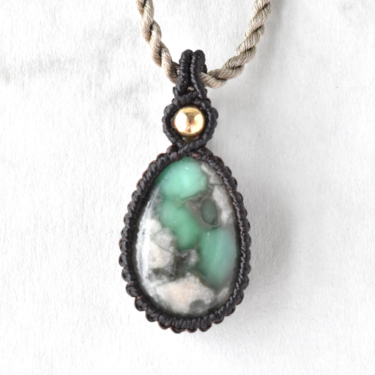 バリサイトのマクラメ編みペンダント・シルク首紐・金属アレルギー対応