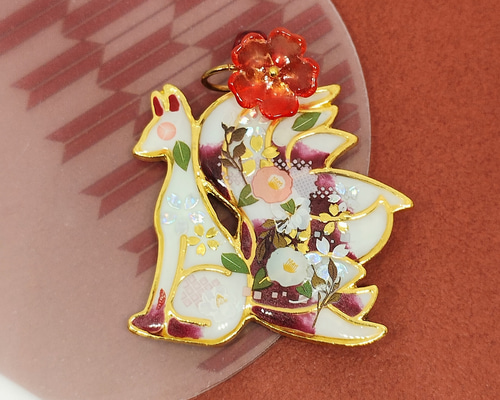 RUKURUKU/レジン/迎春の親子キツネ　蓄光　オルゴナイトキーホルダー Amazon.co.jp: 蓄光 光る！九尾の狐キーホルダー 横向小 白×青