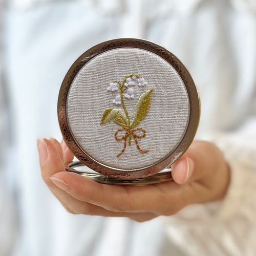 在庫なし　コンパクトミラー［すずらんとハリネズミ］水彩イラスト　手鏡　雑貨 ただいま在庫なしコンパクトミラー［すずらんとハリネズミ］水彩