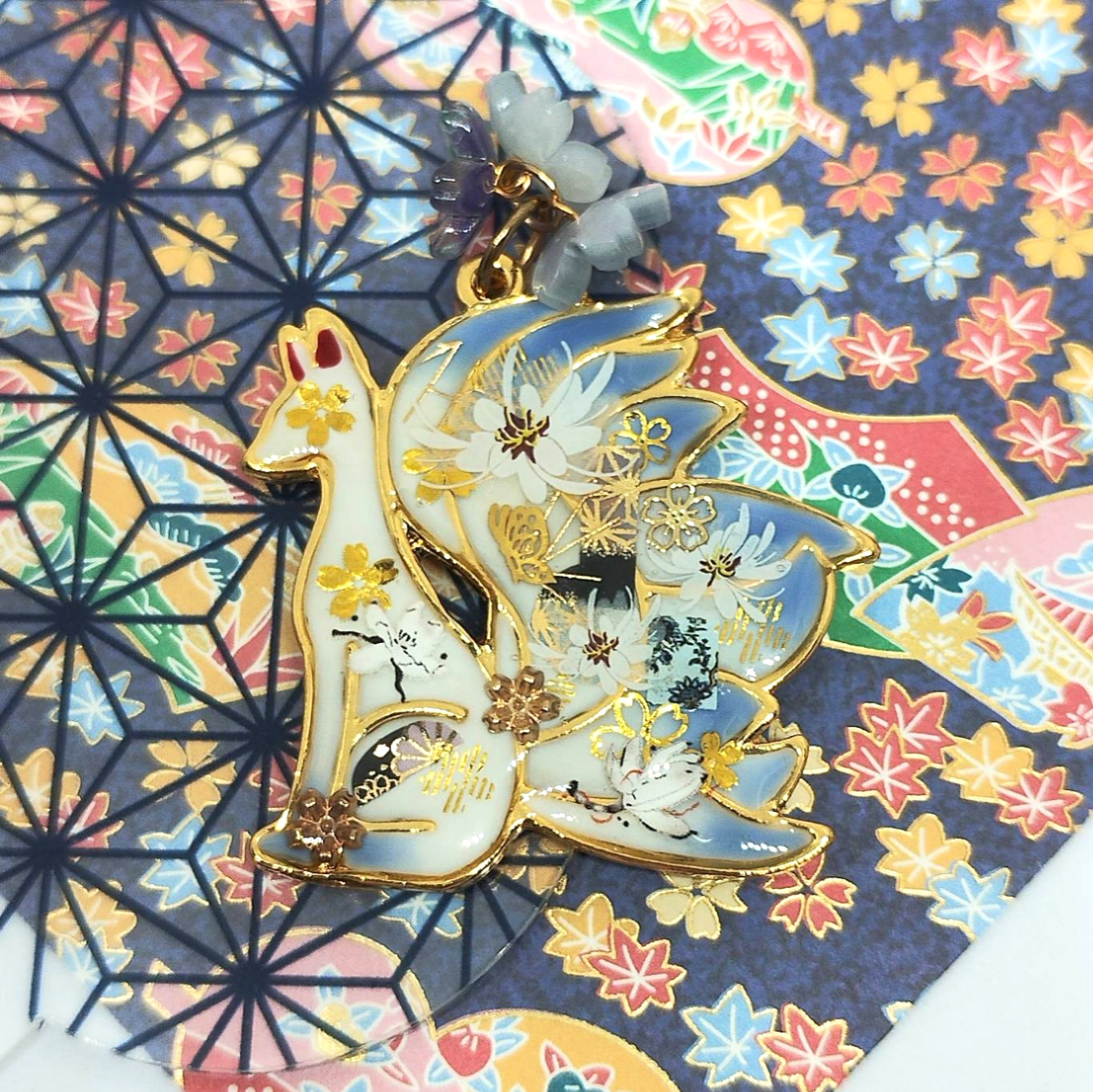 白華と薄浅葱・華×和の色九尾の狐キーホルダー/チャーム　和風　九尾　手作り　和柄　華　白華　桜　お守り　水色　レジン　狐