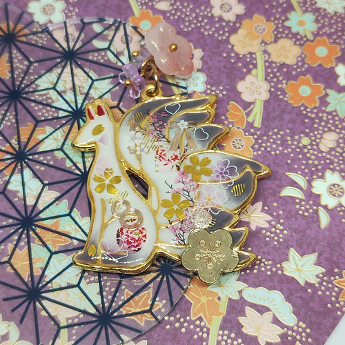 梅と桜の二人静・華×和の色九尾の狐キーホルダー/チャーム 和風 九尾