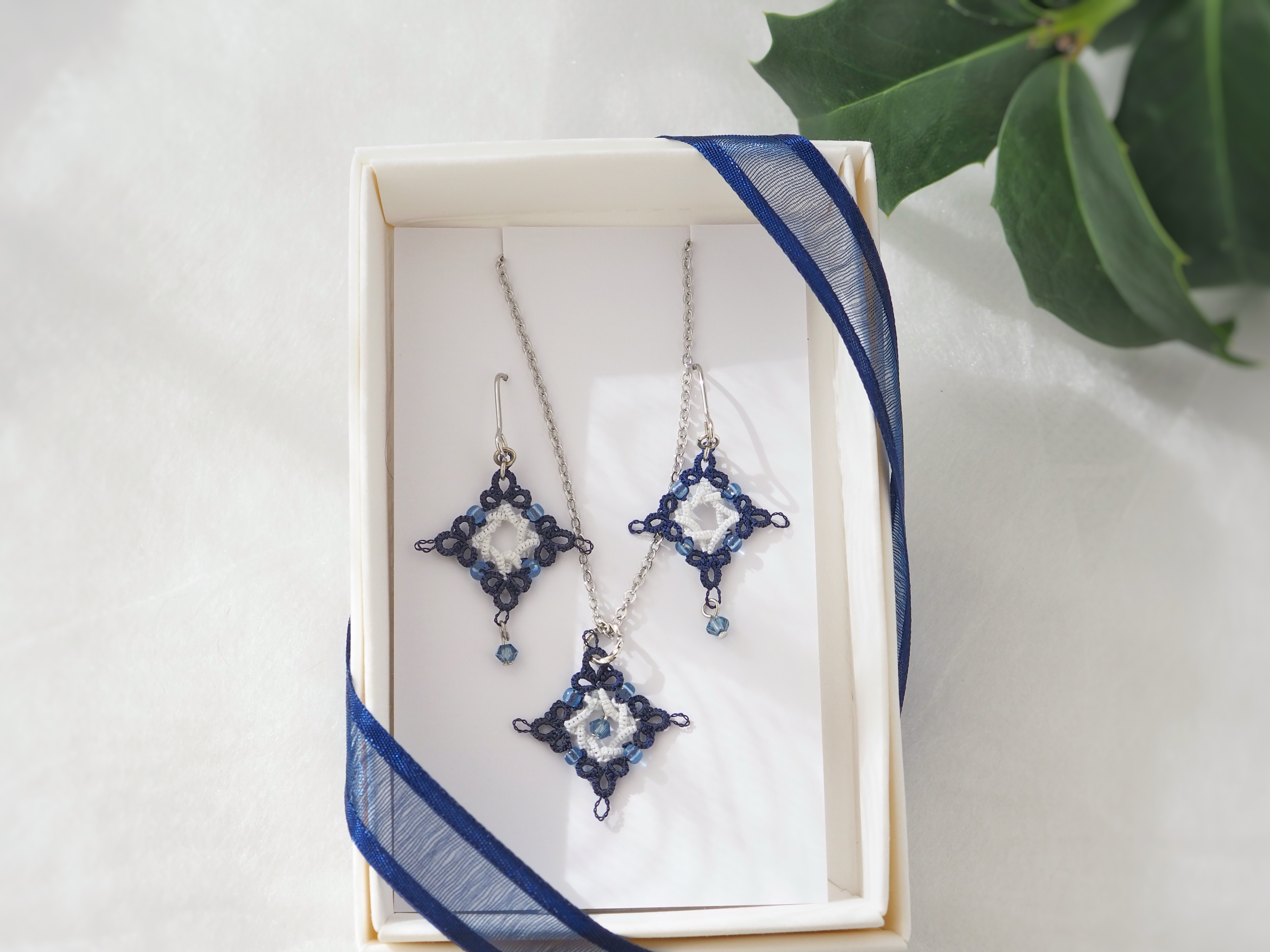 星くずのコフレ（夜色）　タティングレースのネックレスとピアス（イヤリング）　ホリデーボックス　ネイビー