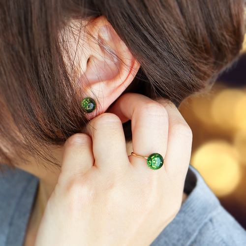 深緑》煌めきガラスのピアス イヤリング グリーン ガラス