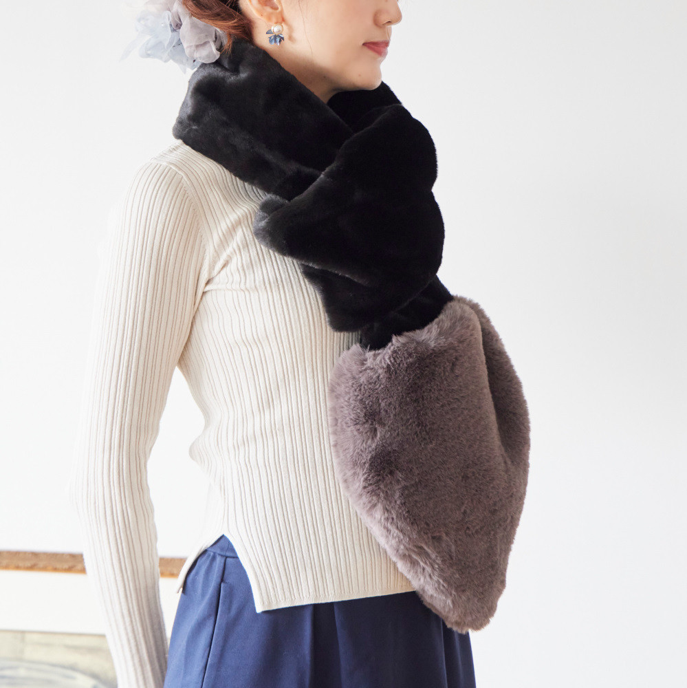 まとって抱きしめるマフラーポシェット｜ブラッシュ（ブラック）