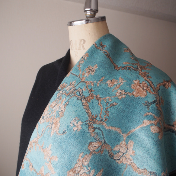 【繊細な模様は主役級】ジャガード織ストールマフラー・ウィンターチェリーブロッサム 1枚目の画像